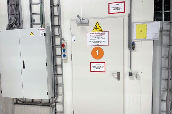 CO2 protection system for fire extinguisher