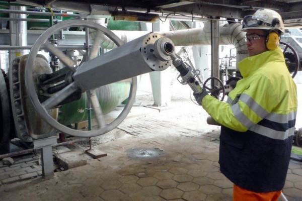CO2 protection system for fire extinguisher